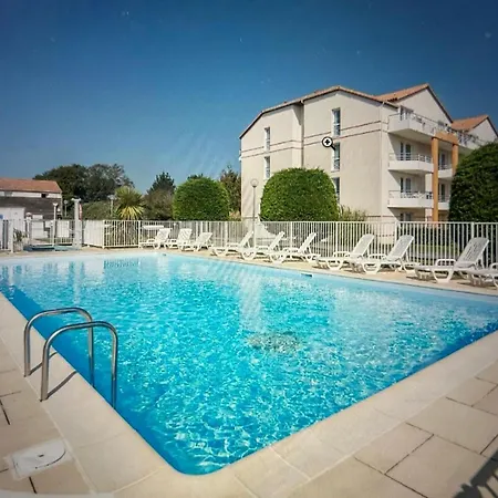 Cottage, Piscine Partagee - C35 *